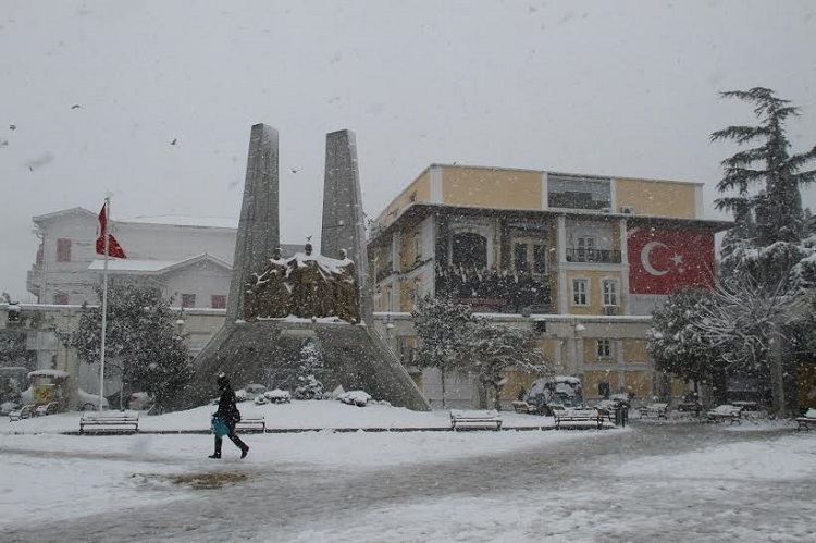Özgürlük Meydanı’nda Kar Yağışı Altında Yılbaşı Kutlaması