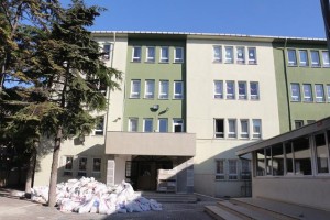 Büyükçekmece’de Öğrenciler Tatilde Okulları Tadilatta