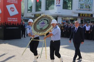 30 Ağustos Sabahı Atatürk Anıtına Çelenk Sunuldu