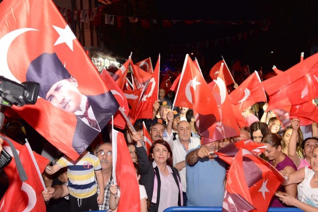 Avcılar’da Her Yer Kırmızı Beyaz