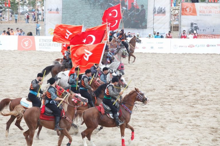 ETNOSPOR KÜLTÜR FESTİVALİ’NE COŞKULU AÇILIŞ