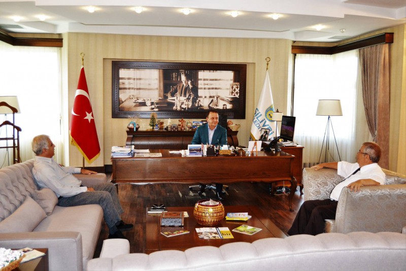 RUMELİ ÜNİVERSİTESİ DEKANINDAN IŞIKLAR’A ZİYARET