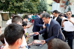 BAŞKAN KARADENİZ’DEN ÇOCUKLARA NOSTALJİK BAYRAM HEDİYESİ