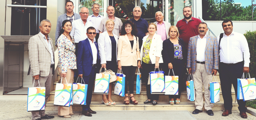 BAYRAMLIKLAR MİNİKLERE TESLİM EDİLDİ