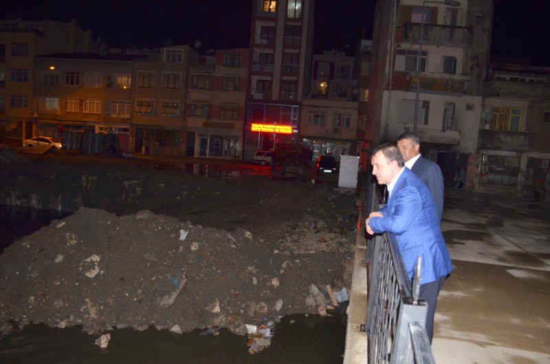 BELEDİYE EKİPLERİ SAĞANAK YAĞMURDA GÖREV BAŞINDAYDI