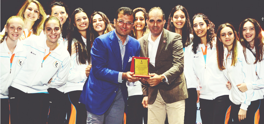 BEYLİKDÜZÜ’NÜN BAYAN VOLEYBOLCULARI İLÇEYE TANITILDI