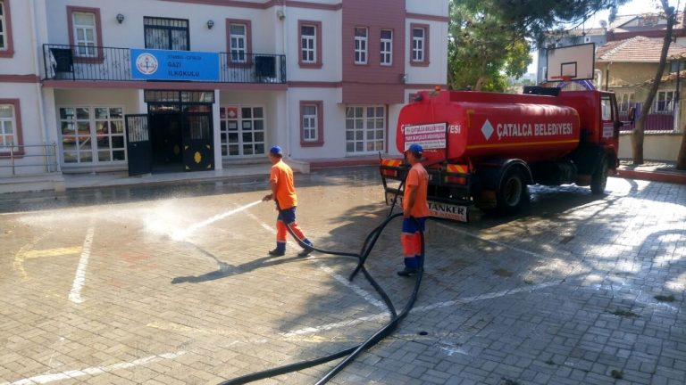Çatalca Belediyesi’nden Okul Bahçelerine Temizlik