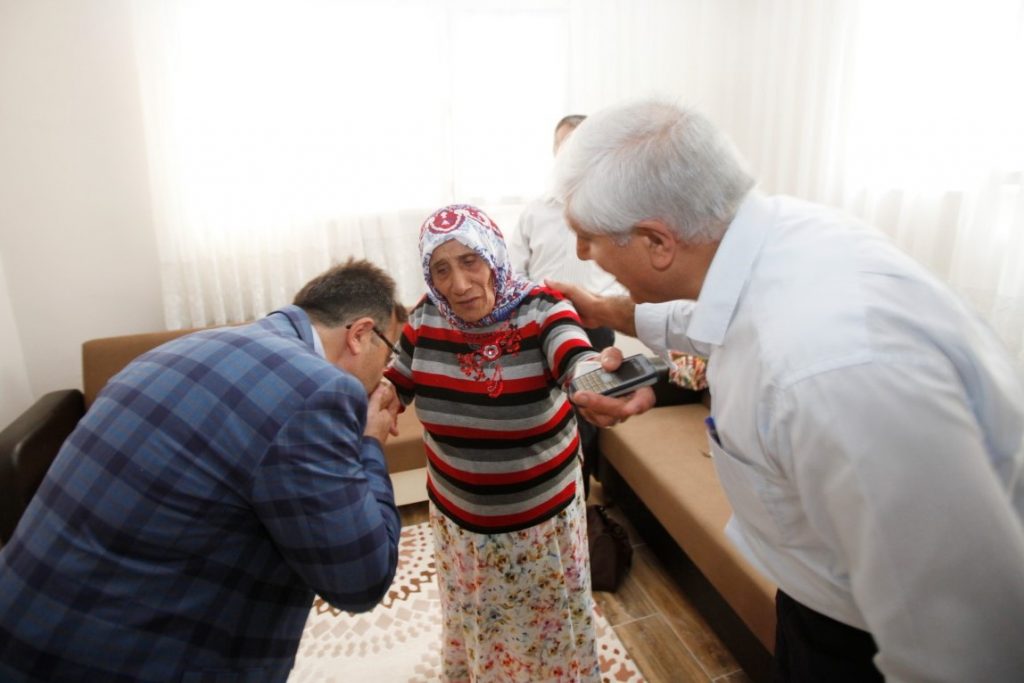 DÜKKANDA YAŞAYAN SAADET TEYZE’YE YARDIM ELİ UZANDI