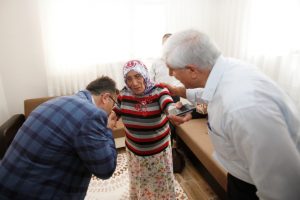 DÜKKANDA YAŞAYAN SAADET TEYZE’YE YARDIM ELİ UZANDI