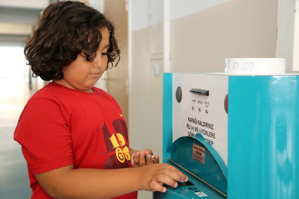 ÖĞRENCİLER 13 TON ATIK PİL TOPLAYIP ŞAMPİYON OLDULAR