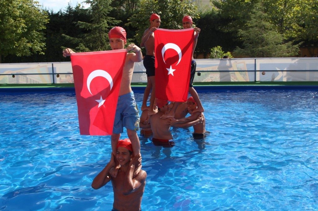 YÜZME KURSLARINA COŞKULU KAPANIŞ