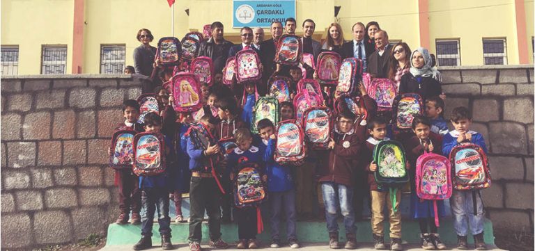 BEYLİKDÜZÜ BELEDİYESİ ELİNİ BU KEZ ARDAHAN’LI MİNİKLERE UZATTI