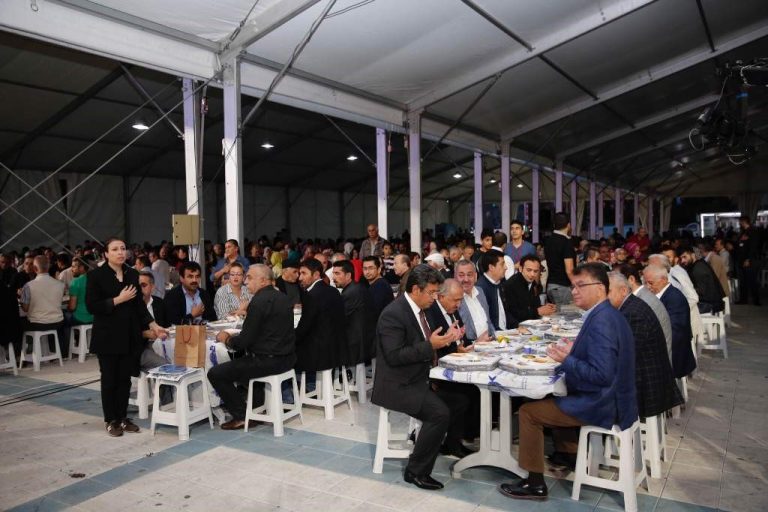 BİRLİK SOFRASI 15 TEMMUZ ŞEREF MEYDANINDA KURULDU