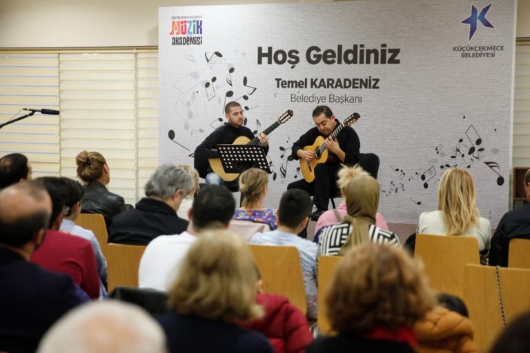 GİTAR İKİLİSİNDEN KEYİFLİ KONSER
