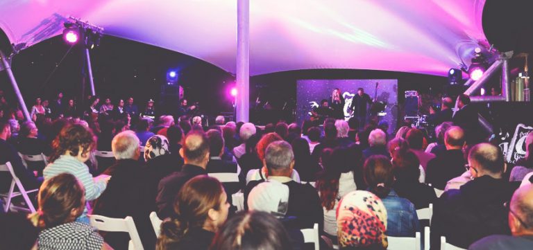 JÜLİDE ÖZÇELİK ÖZGÜRLÜĞÜN MÜZİĞİNİ YAPTI