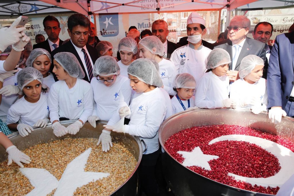 KÜÇÜKÇEKMECE’DE MİNİK ELLER AŞURE DAĞITTI