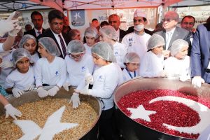 KÜÇÜKÇEKMECE’DE MİNİK ELLER AŞURE DAĞITTI