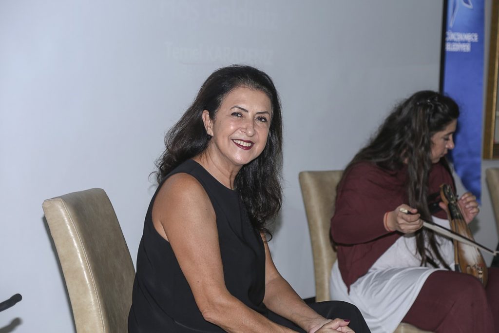 MELİHAT GÜLSES SEVENLERİYLE BİR ARADA