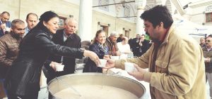 MUHARREM AYINDA VATANDAŞA AŞURE İKRAMI BAŞLIYOR