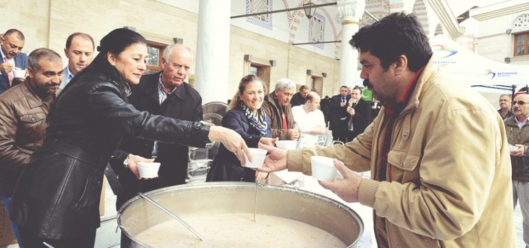 MUHARREM AYINDA VATANDAŞA AŞURE İKRAMI BAŞLIYOR