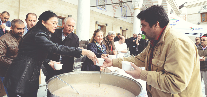 MUHARREM AYINDA VATANDAŞA AŞURE İKRAMI BAŞLIYOR