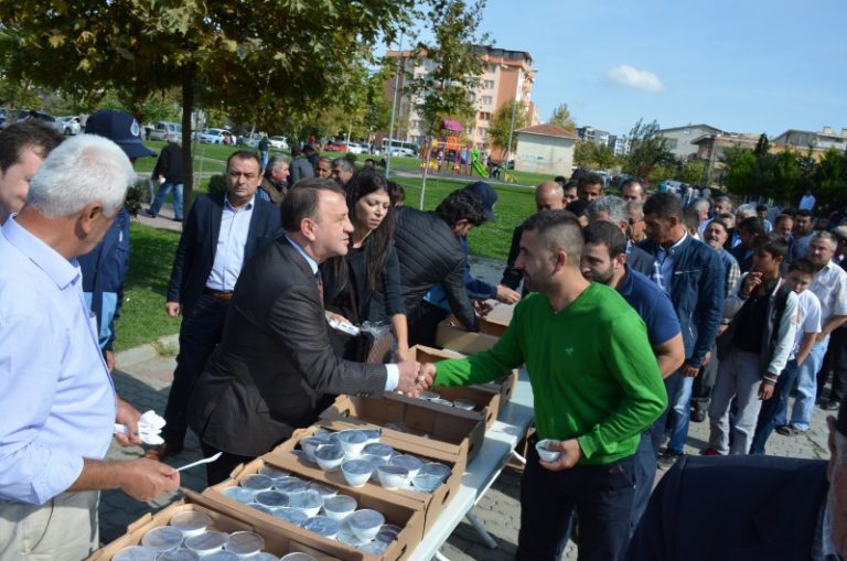 SİLİVRİ BELEDİYESİ 20 BİN AŞURE DAĞITTI