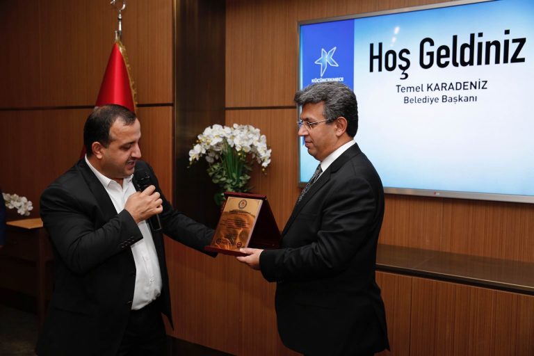 BAŞKAN KARADENİZ’ E EĞİTİM BİR SEN’DEN TEŞEKKÜR PLAKETİ