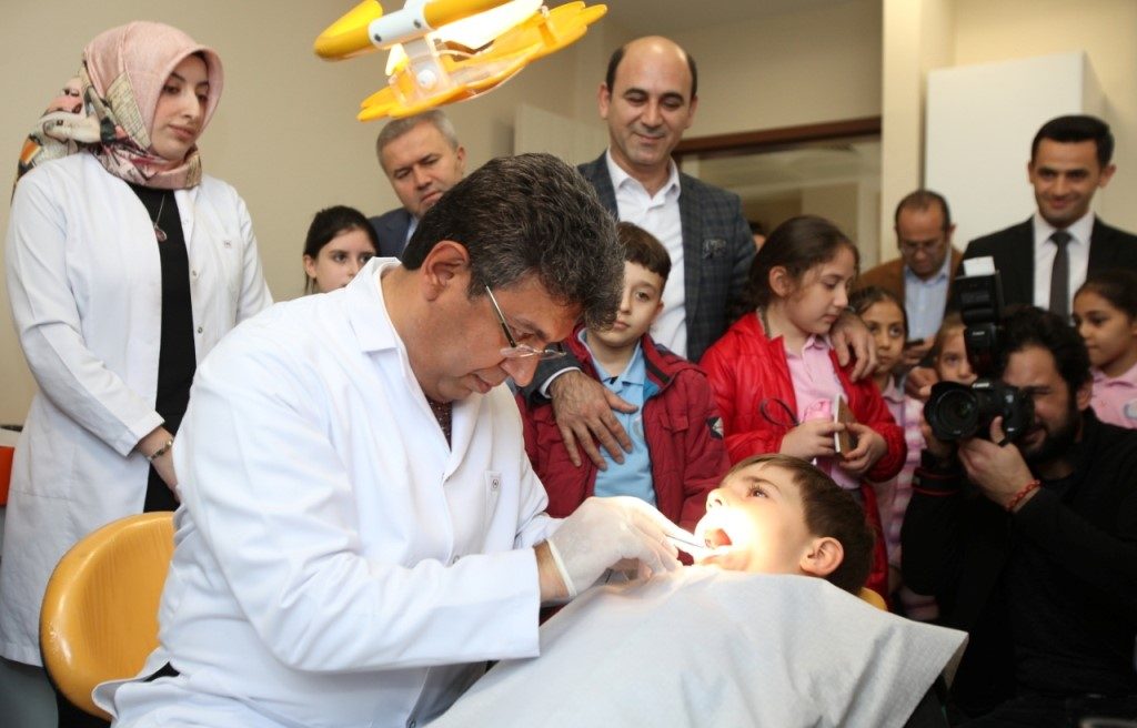 DİŞ HEKİMİ BAŞKAN KARADENİZ’DEN DİŞ TARAMASI