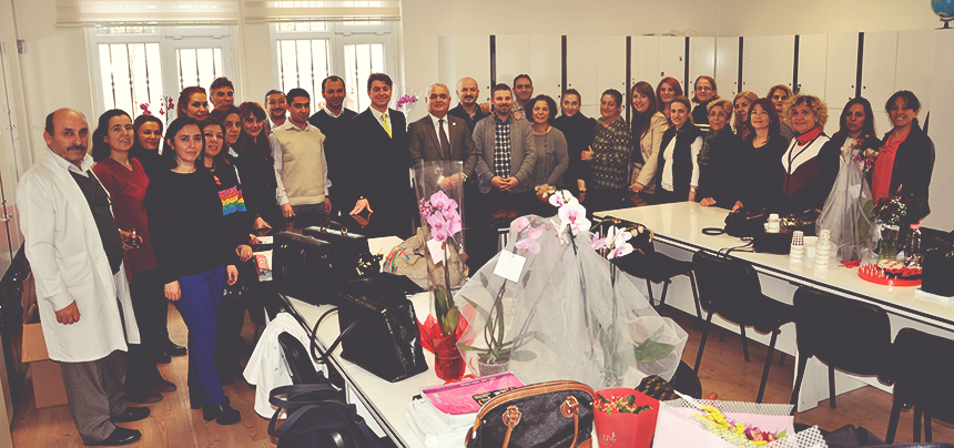 İMAMOĞLU ÖĞRETMENLERİN GÜNÜNÜ HEDİYELERLE KUTLADI