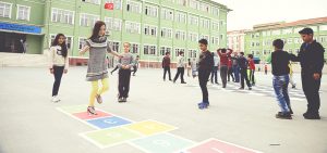 NOSTALJİ OLAN ÇOCUK OYUNLARI, OKUL BAHÇELERİNE NEŞE KATIYOR