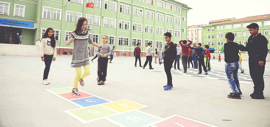 NOSTALJİ OLAN ÇOCUK OYUNLARI, OKUL BAHÇELERİNE NEŞE KATIYOR