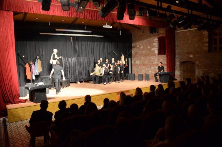 TİYATRO SALONUNDA DOLU DOLU KÜLTÜR SANAT