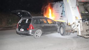 Yanan Araçtan Polisin Çıkardığı Sürücü Kaçtı