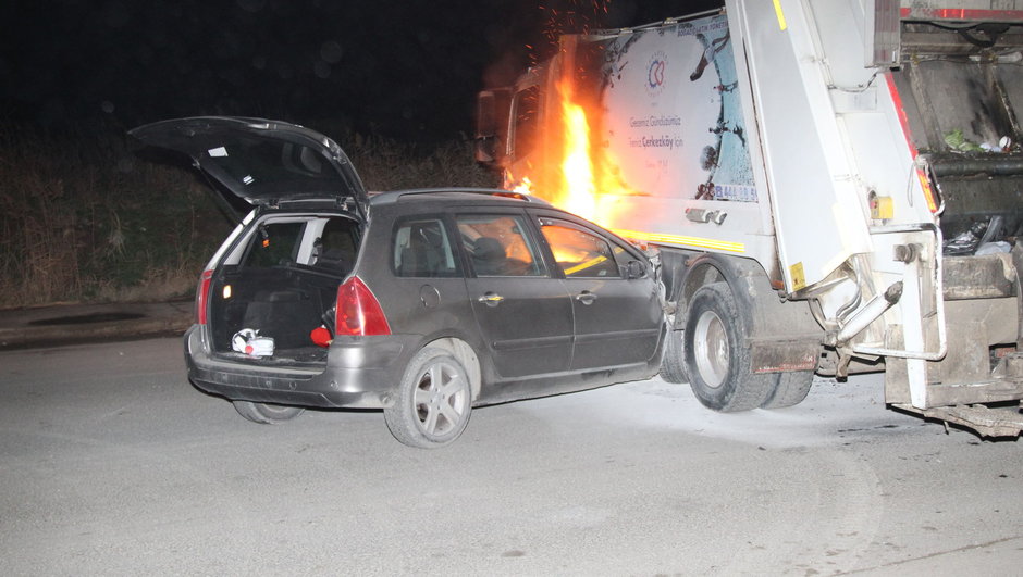 Yanan Araçtan Polisin Çıkardığı Sürücü Kaçtı