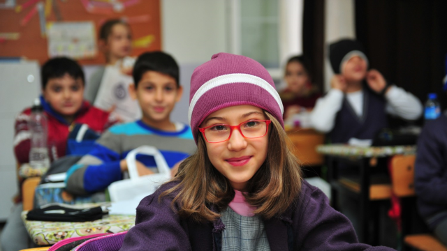 Öğrencilere Atkı, Bere Hediye Edildi