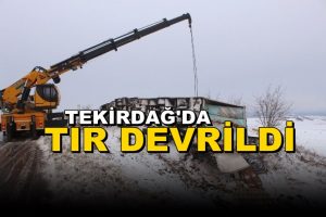 Tekirdağ’da Kar Nedeniyle Kayganlaşan Yolda Tır Devrildi: 1 Yaralı