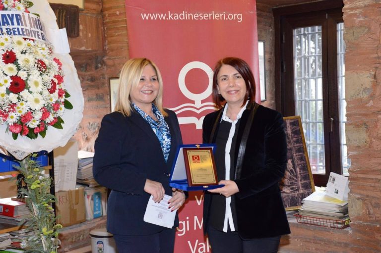 Kadın Eserleri Kütüphanesinden Kadın Başkana Plaket