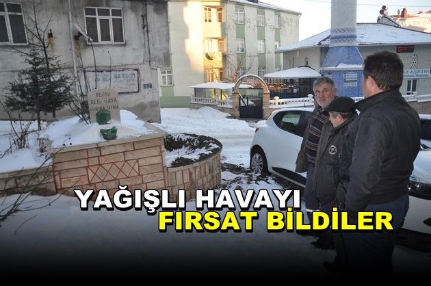 Türbede Define Aradılar