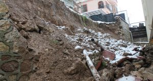 Büyükçekmece’de İstinat Duvarı, Otomobillerin Üzerine Çöktü