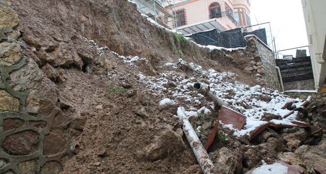 Büyükçekmece’de İstinat Duvarı, Otomobillerin Üzerine Çöktü