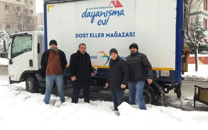 Beylikdüzü’nde İhtiyaç Sahiplerine Yakacak ve Gıda Yardımı