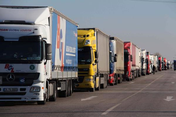 Bulgaristan’daki Kar Kapıkule’de 8 Kilometre Tır Kuyruğu Oluşturdu