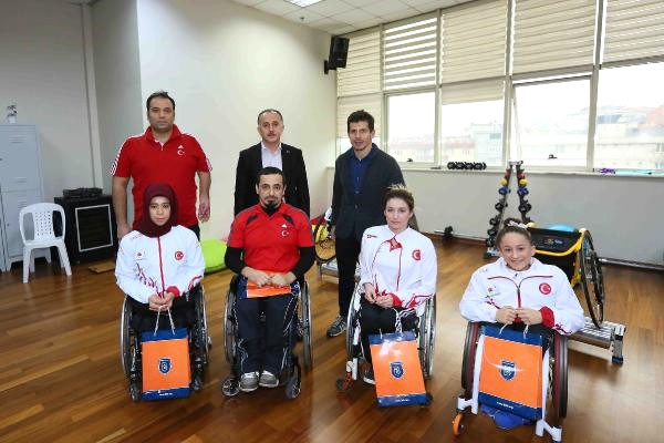 Emre Belözoğlu, Bağcılar Belediyesi’nin sporcularıyla bir araya geldi