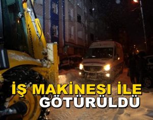 Hasta Bebek Karla Kapanan Yoldan İş Makinesi Eşliğinde Hastaneye Götürüldü
