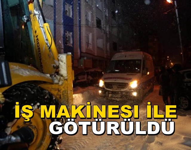 Hasta Bebek Karla Kapanan Yoldan İş Makinesi Eşliğinde Hastaneye Götürüldü