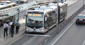 Hemşire Metrobüste Yanına Oturan Kişiye Şırınga Sapladı