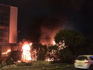 Küçükçekmece’de İş Merkezinin Bahçesinde Yangın