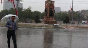 İstanbul’da Yağmur Şiddetini Gösterdi