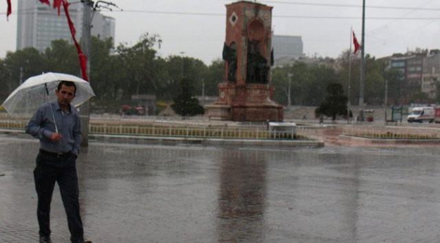 İstanbul’da Yağmur Şiddetini Gösterdi