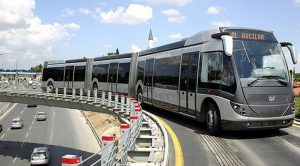 Küçükçekmece’de Metrobüs yolunda kaza: 1 yaralı